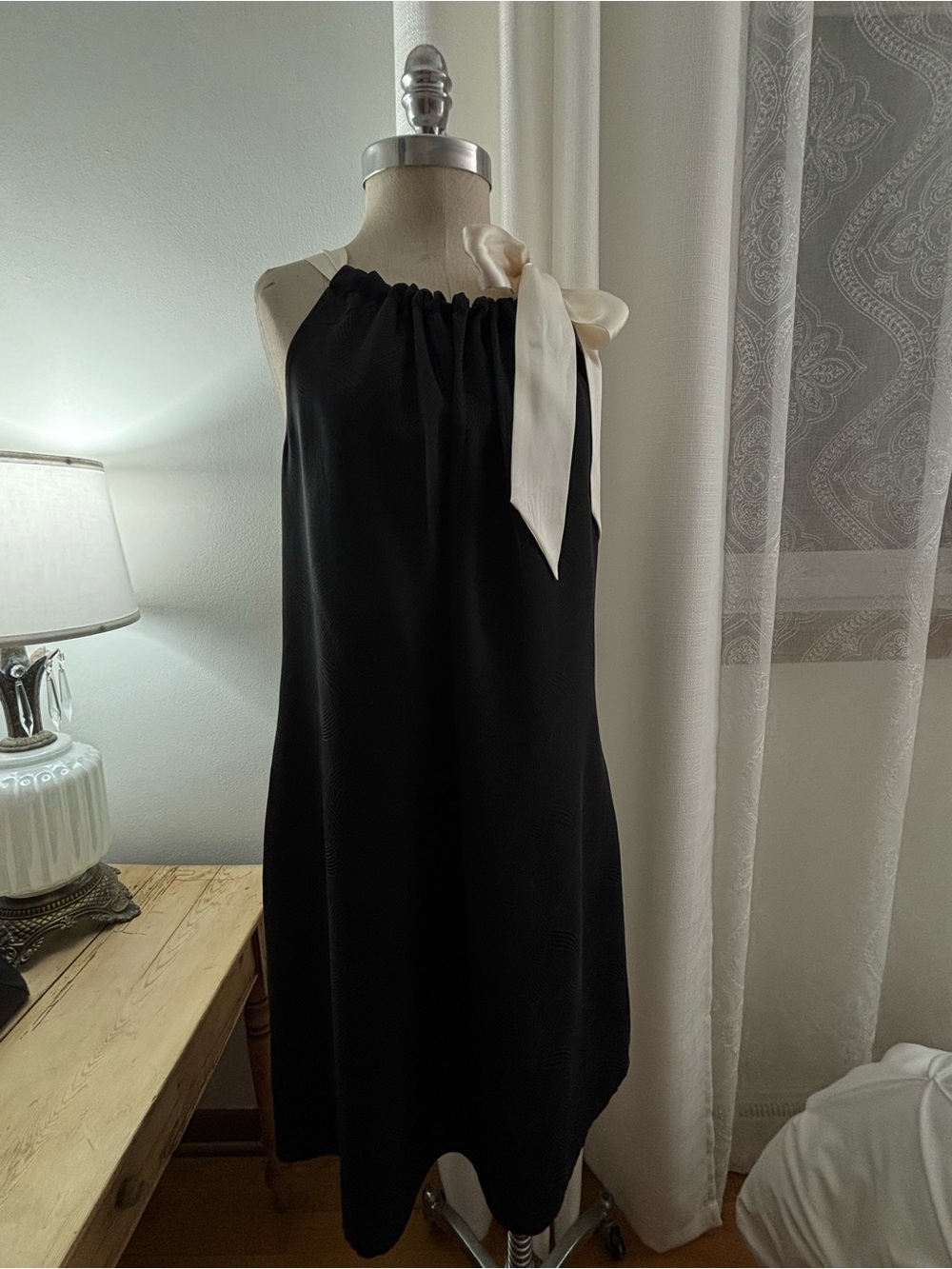 White House Black Market Black 100% Silk Dress w/Cream Shoulder Tie, M, VGUC